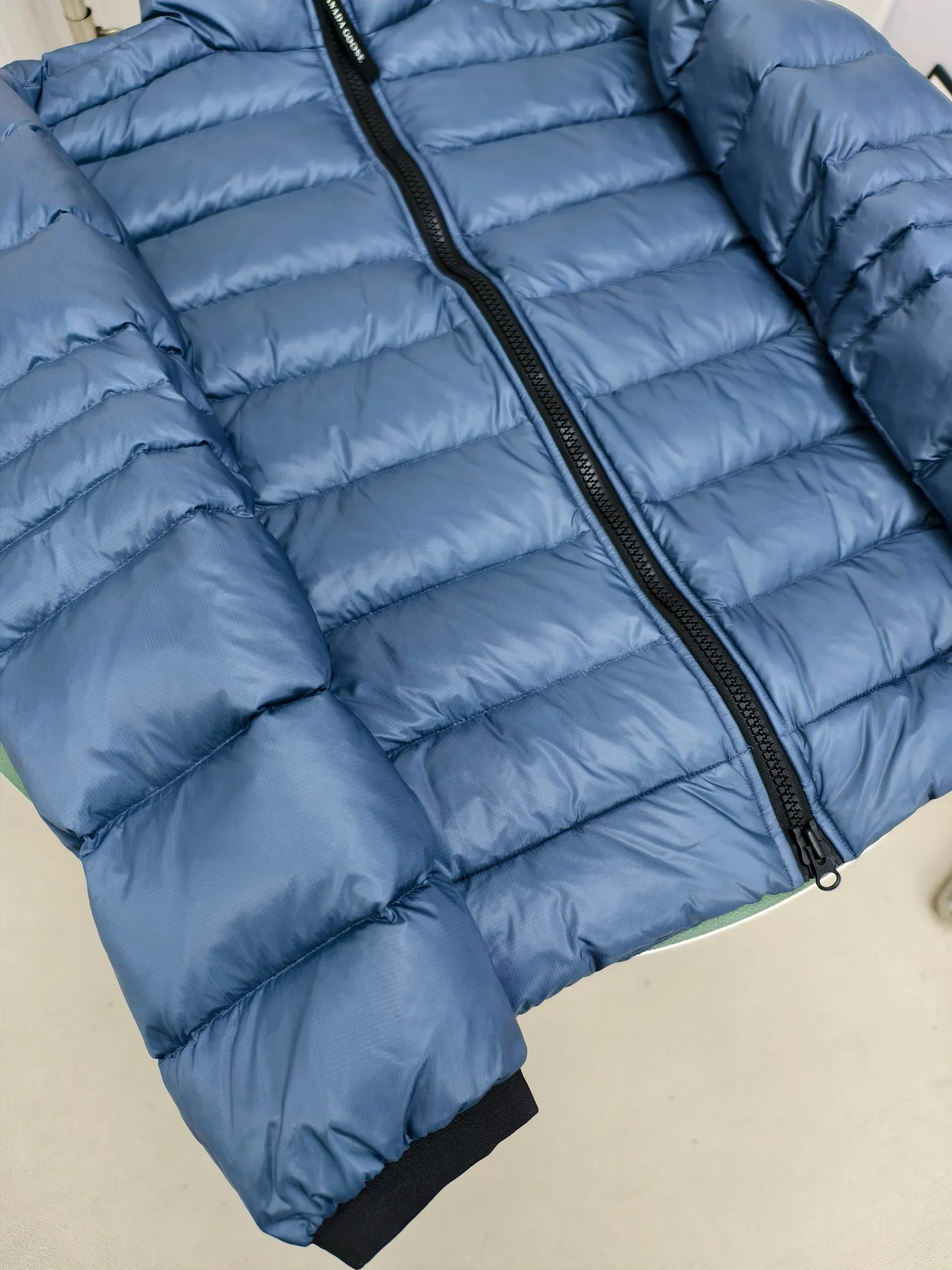 P880 2228M model (high version) Canada goose Crofton down jacket, this is a down jacket suitable for late autumn and early winter: on cold and rainy mornings, it can be used as a layer of warmth inside the rainproof jacket, and can be worn alone in the late autumn and early winter with a little bit of coolness. Filled with white duck down. The Crofton Jacket is a versatile, lightweight and versatile piece that even packs itself in for easy transport. The inner layer has removable elastic straps, making the jacket easy to carry on the shoulder and hands-free. 2 zippered hand pockets with fleece fabric on the knuckle side for softness and warmth. Color: black with black label, black with red label, ocean blue, superoxide blue, silver birch red label, silver birch black label Size: XS-2XL